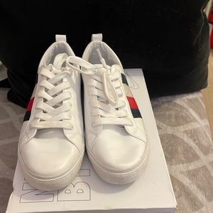 Ladies Tommy Hilfiger size 10 white leather sneakers